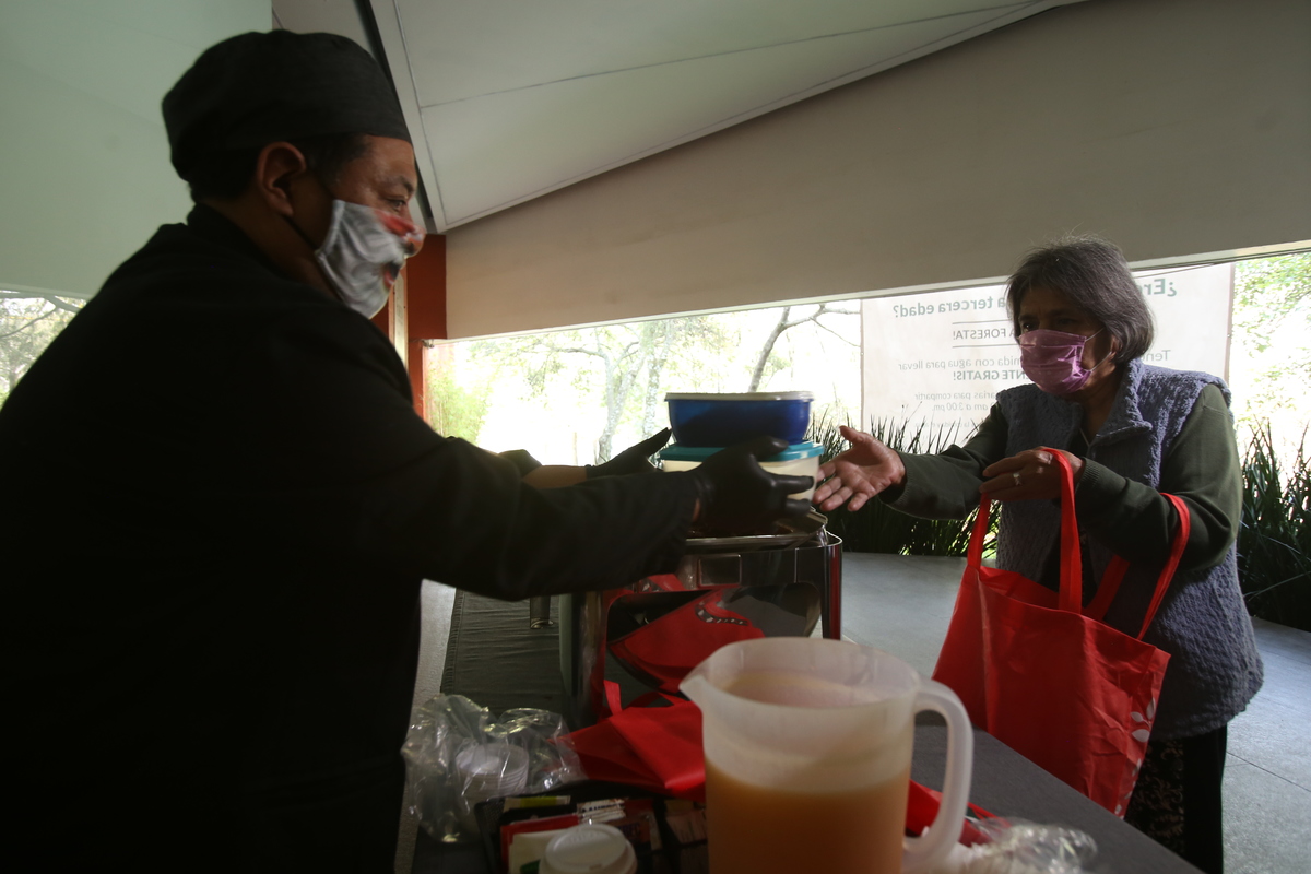 Una comida completa compuesta por un guisado, una sopa o pasta, y un refresco de 600 mililitros o agua de sabor. (Juan Carlos Bautista)