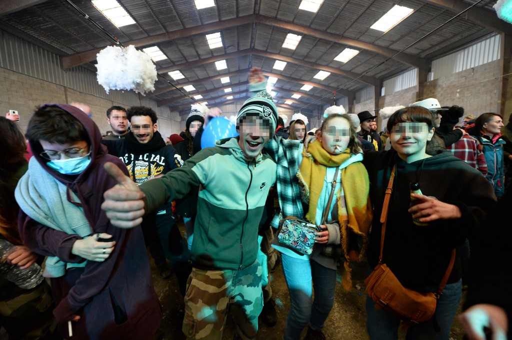 La fiesta clandestina se reportó durante la noche del 31 de diciembre en el hangar de Lieuron. (AFP)