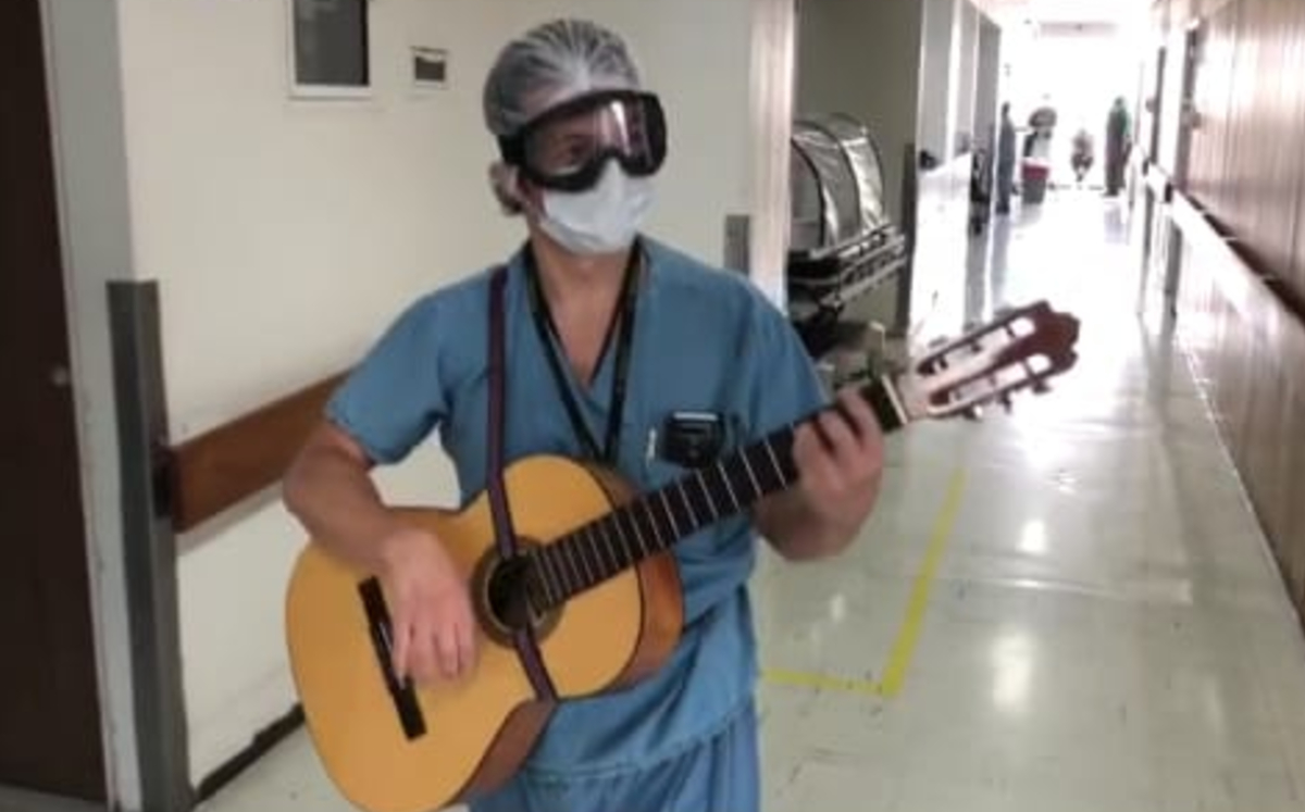 Llevan música a áerea covid-19 para médicos y pacientes.