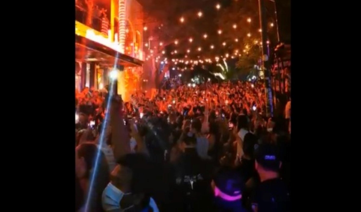 Miles de personas se aglomeraron en Playa del Carmen para celebrar Año Nuevo pese a covid. | Twitter @YoAmoPlaya