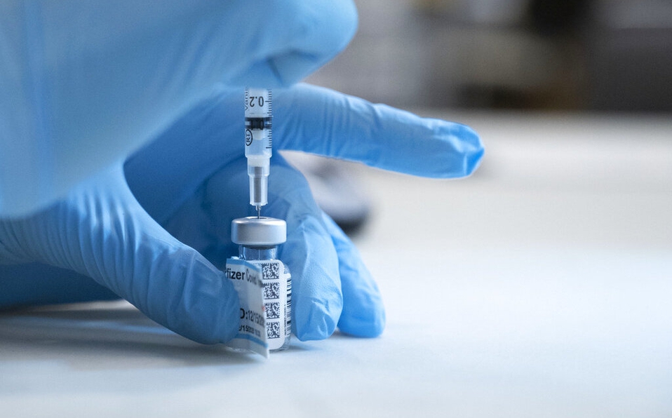 Reino Unido fue el primer país que aprobó el uso de emergencia de la vacuna de Pfizer y BioNTech y de AstraZeneca | AP