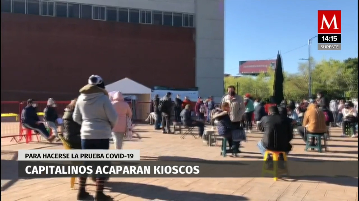 Con sillas y cobijas, hacen filas en kioscos de pruebas rápidas de covid en CdMx