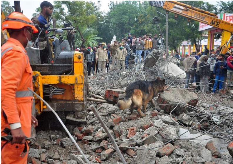 Derrumbe de techo en Nueva Delhi deja fallecidos. (Reuters)