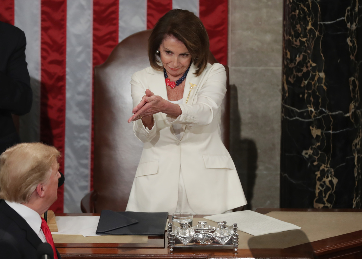 Nancy Pelosi saluda al presidente Donald Trump justo antes de un discurso en Febrero de 2019. Foto: Chip Somodevilla/Getty Images
