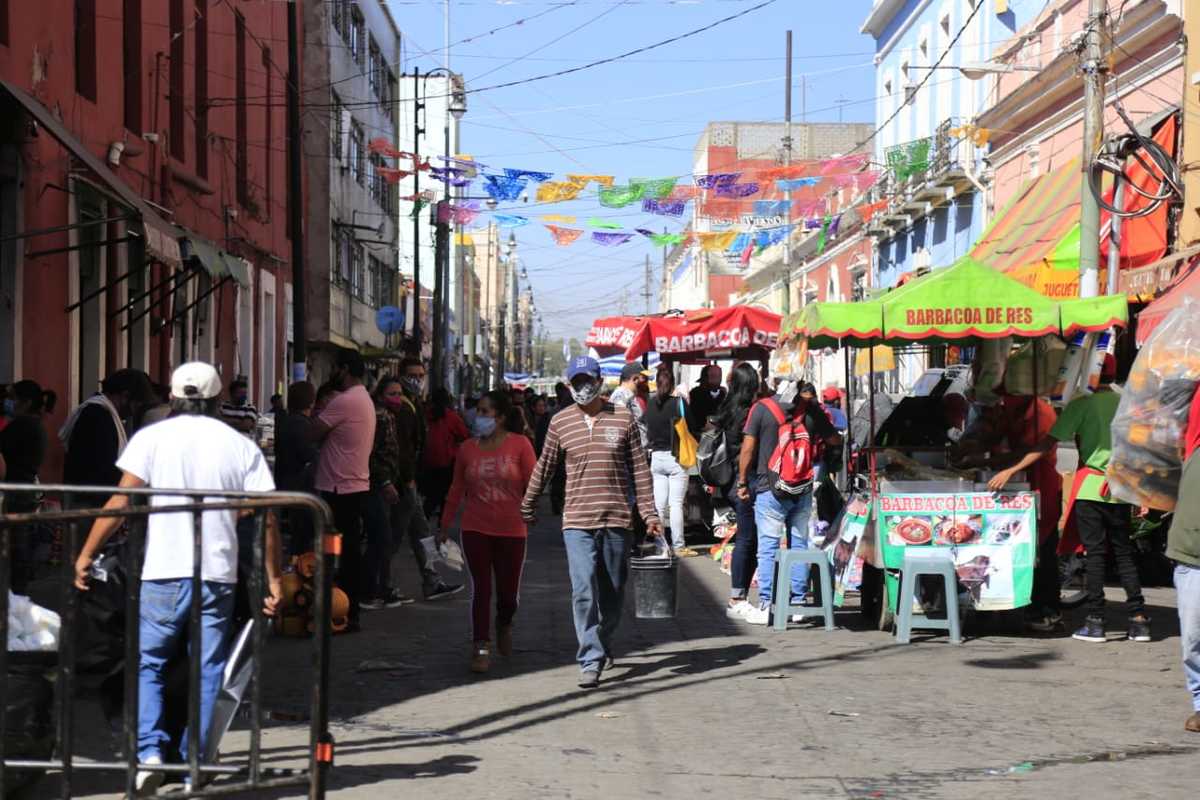 Ambulantes con venta de juguetes y productos no esenciales. (Andrés Lobato)