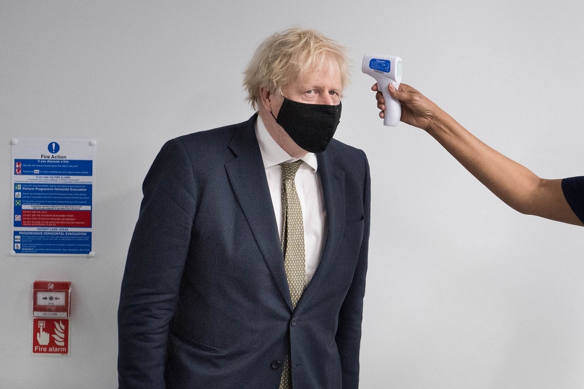 Boris Johnson dijo que el repunte de coronavirus ha escalado rápidamente en Reino Unido, debido a la nueva variante. (Reuters)