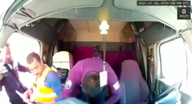 El video también captó la patrulla, pero no se distingue el municipio.