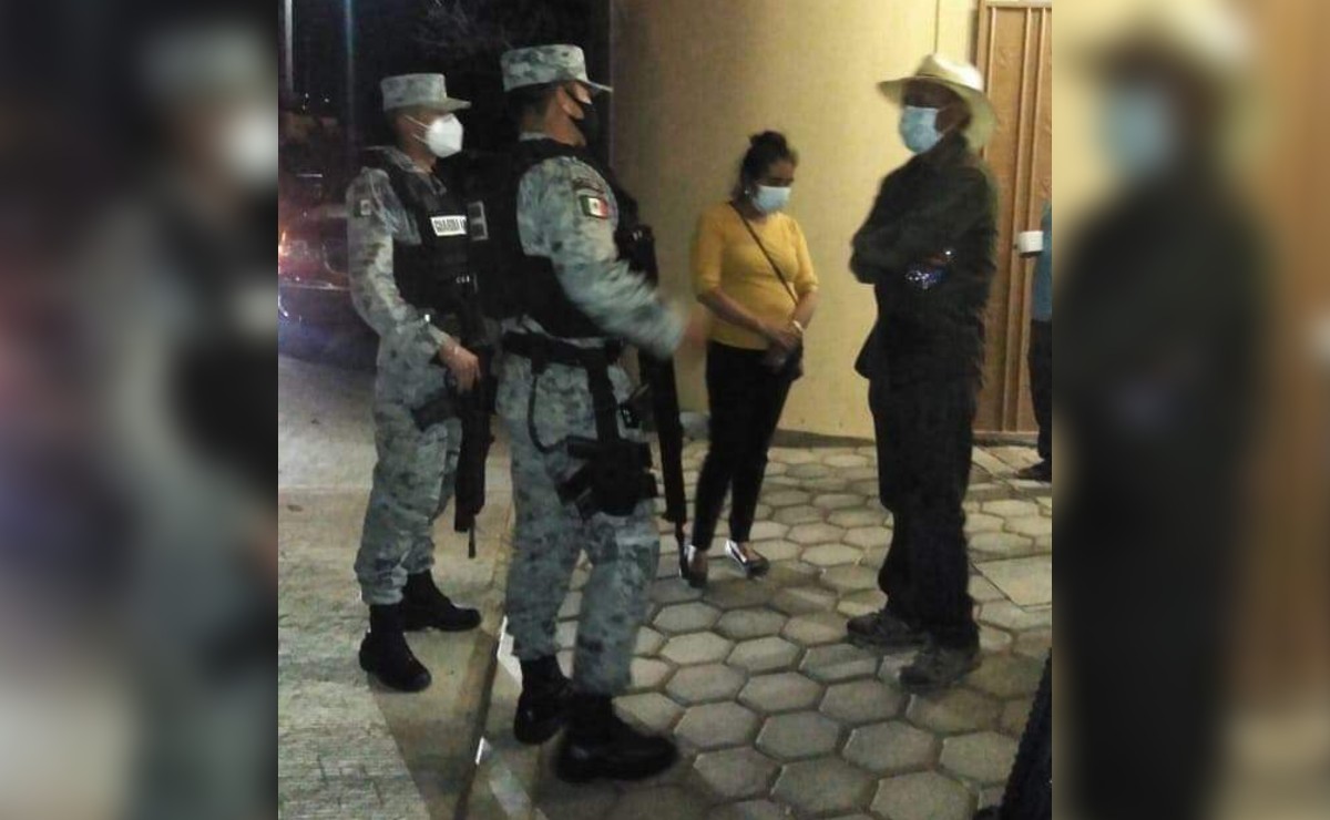 Elementos de la Guardia Nacional verificaron que todos los asistentes dejaran el lugar, y respetaran las medidas sanitarias mientras lo hacían. (Espec