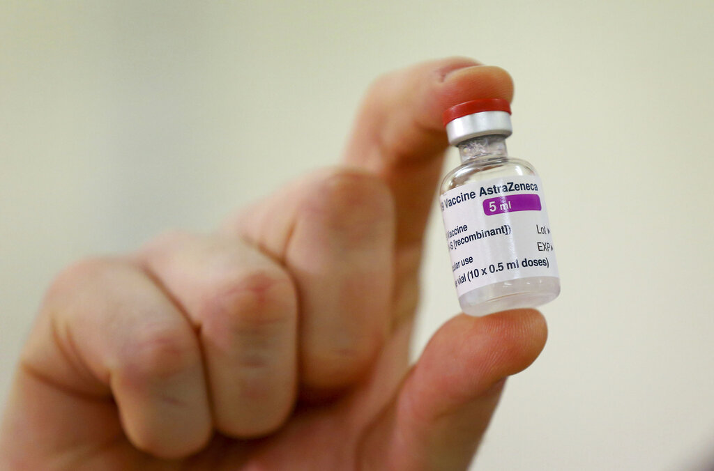 Frasco de la vacuna contra el covid-19 de AstraZeneca y la Universidad de Oxford. (AP)
