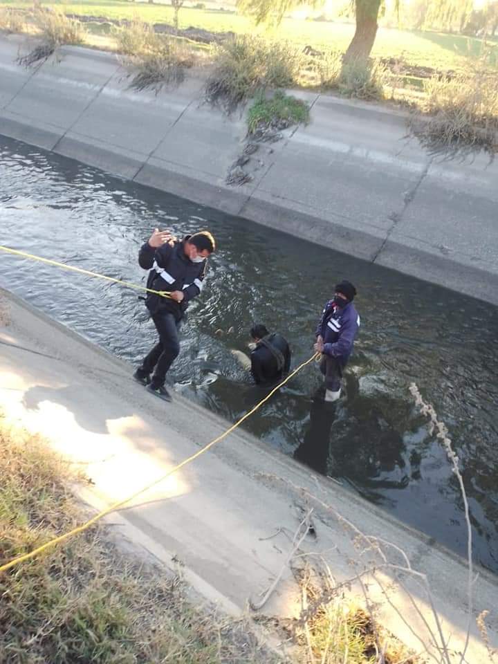 Hombre que fue aventado a las aguas negras de Mixquiahuala se encontraba esposado. (Cortesía)