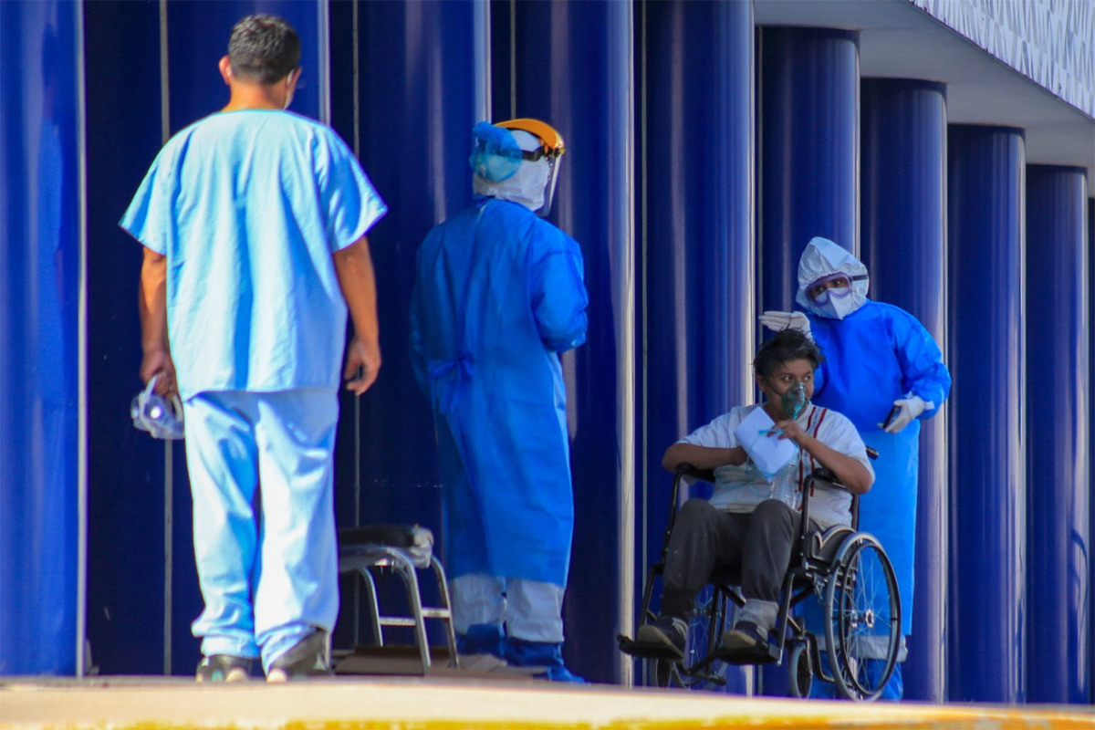 Ingreso de un paciente con covid-19 al Hospital General de Cholula. (Andrés Lobato)