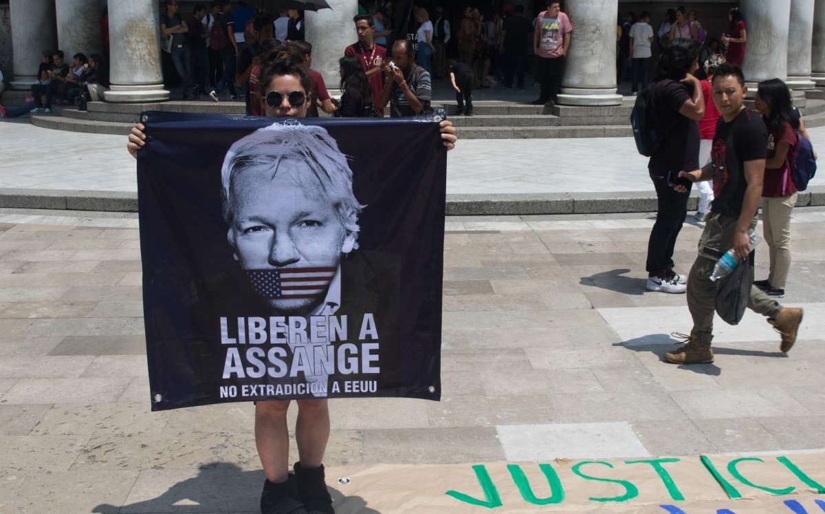 López Obrador impactó a varios al terminar su conferencia de prensa diaria, cuando ofreció asilar a Assange. (Cuartoscuro)