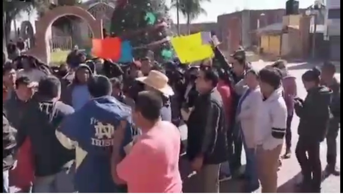 Los manifestantes indicaron que, de no reforzar la seguridad en el municipio, se organizarán en autodefensas. (Especial)