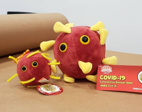 El peluche del coronavirus es vendido en el mundo desde abril, pero en estas fechas se ha solicitado más. | Instagram La Liada Galicia
