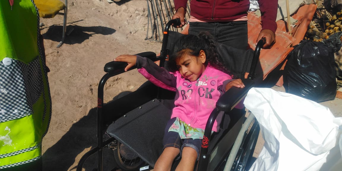 Pequeña recibe silla de ruedas tras perderla en incendio