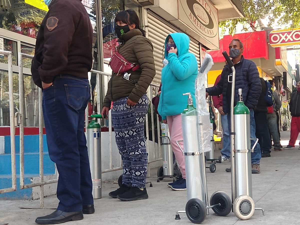 Las personas acuden al establecimiento ante la necesidad de comprar oxígeno. (César Velázquez)