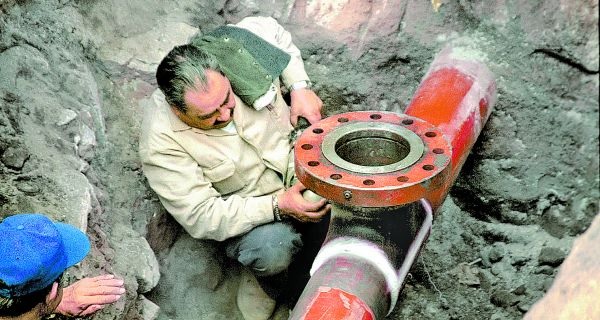 Reparación de una de las líneas de distribución. Archivo