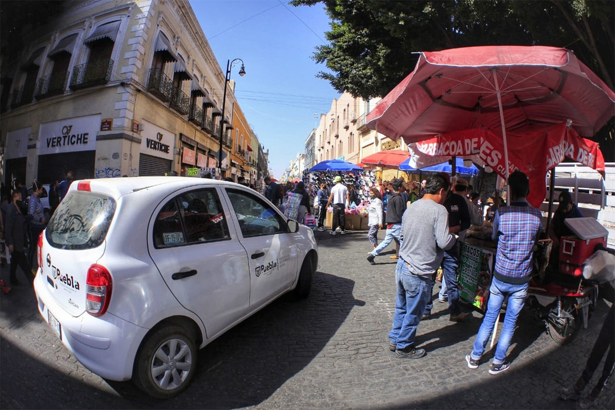 Ambulantes toman las calles del Centro Histórico. (Andrés Lobato)