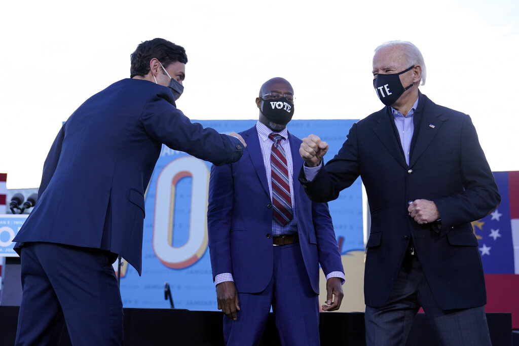 Los candidatos al Senado demócratas, Jon Ossoff (izq.) y Raphael Warnock (cen.) junto con el presidente electo Joe Biden. (AP)