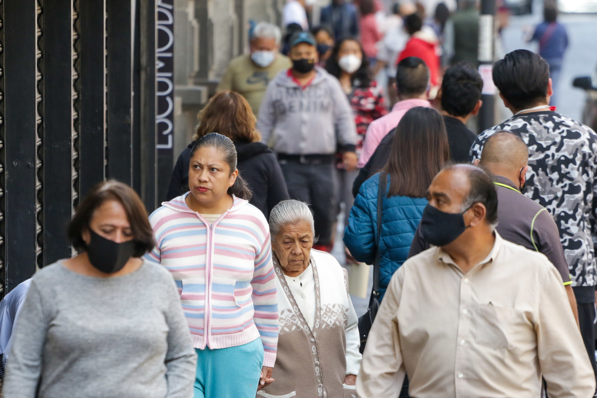 Ciudadanos hacen mal uso del cubrebocas durante su estancia por calles del Centro Histórico de Puebla. (Agencia Enfoque)