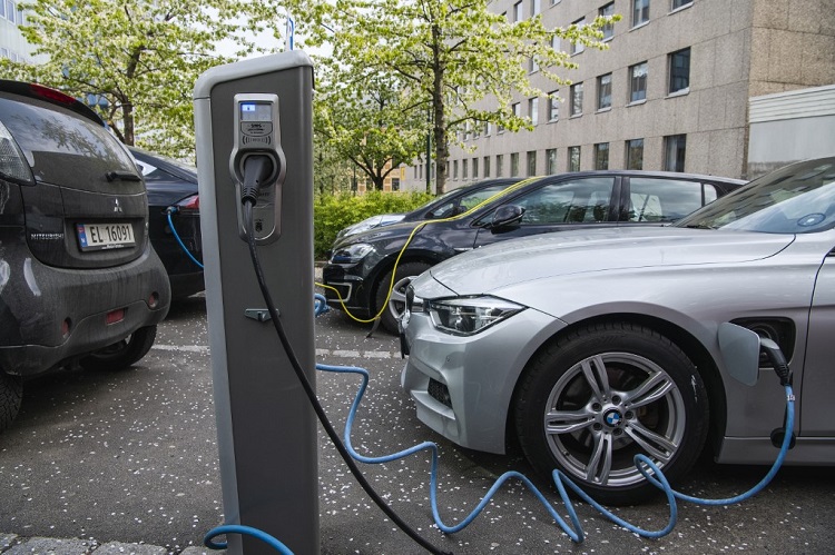 Estación de carga para vehículos eléctricos en Oslo, capital de Noruega. (AFP)