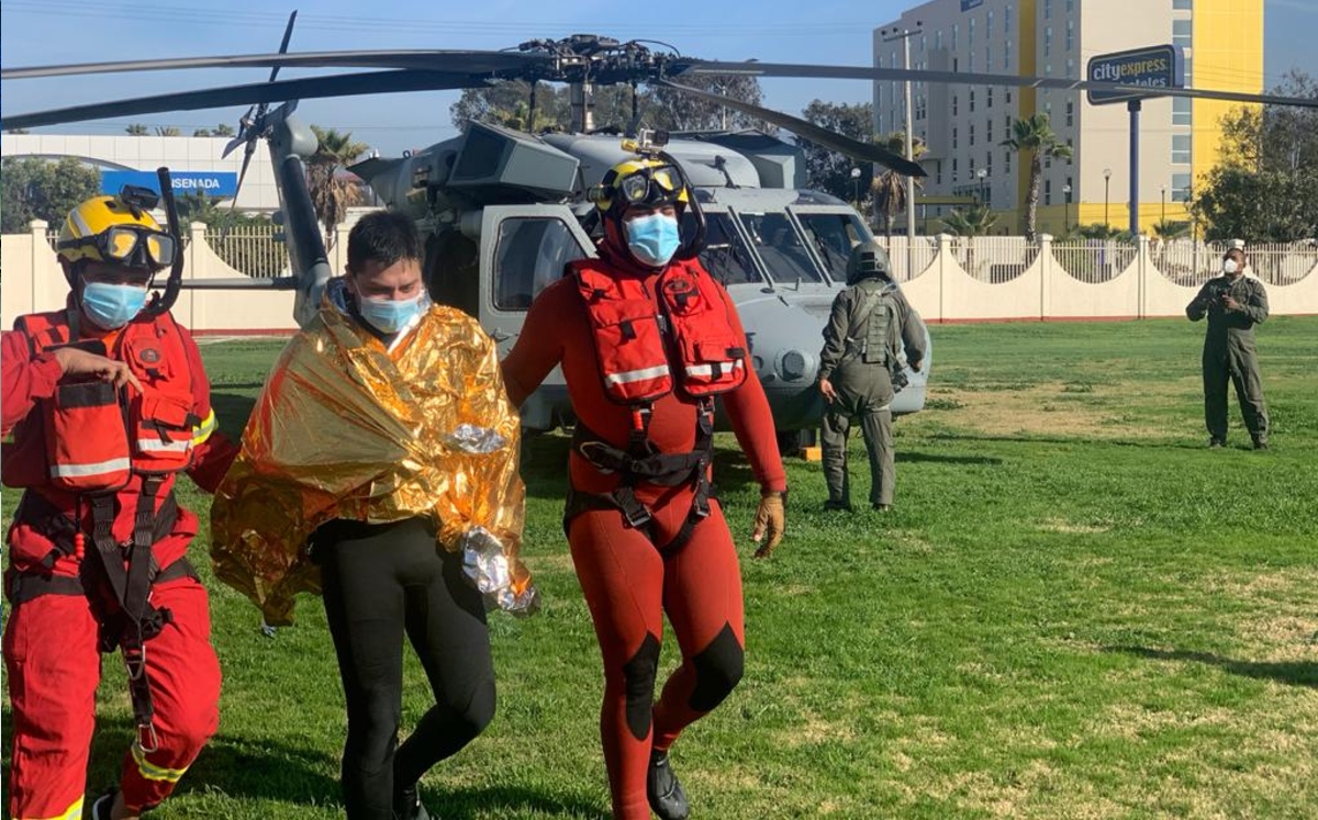 A través de un helicóptero, los integrantes de la Semar lograron rescatar al surfista. (SemarMx)