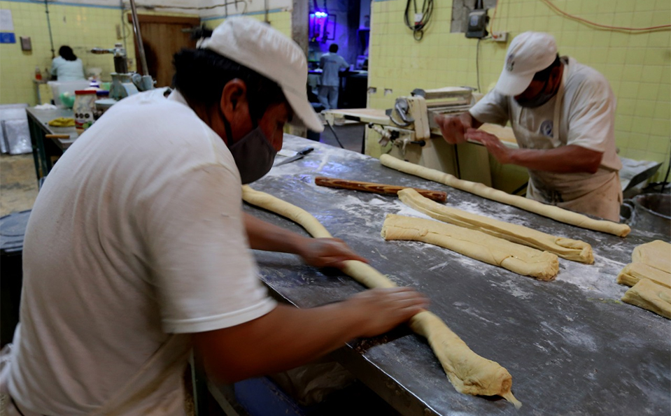 Desde hace 80  años,  la panadería el Escorial elabora la tradicional Rosca de Reyes. | Javier Ríos