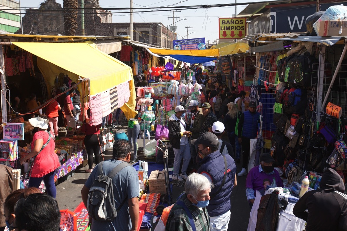 Puestos de comercio informal colocados en la calle General Anaya. | Omar Franco