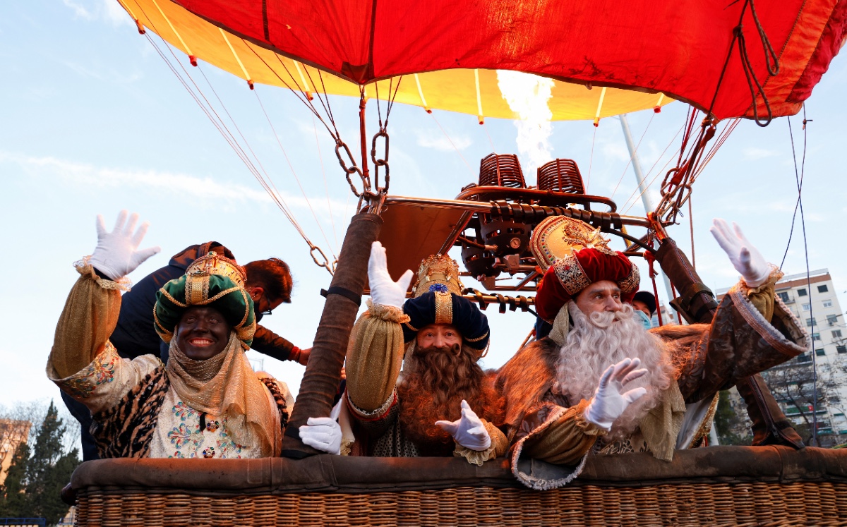 Los Reyes Magos volaron sobre Sevilla en un globo aerostático. (Reuters)