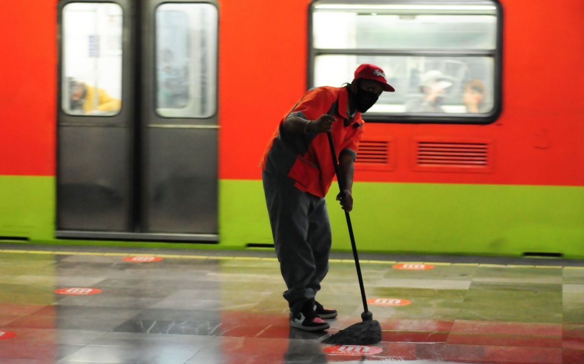 Trabajadores del Metro exigen a la dirección de ese transporte colectivo que se reactive el servicio médico. (Cuartoscuro)