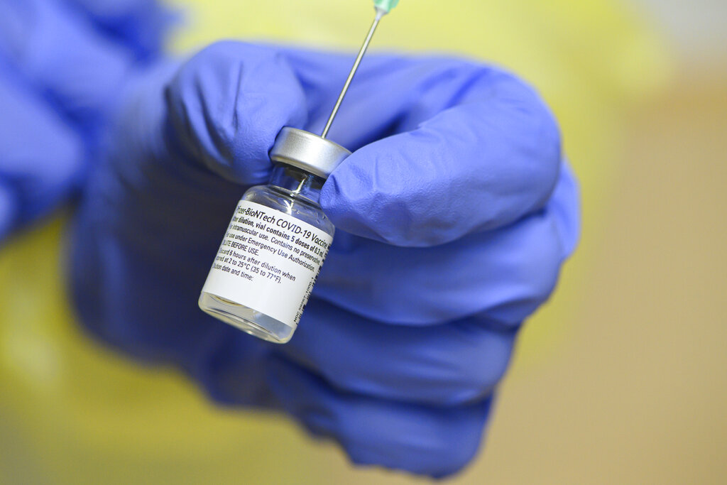 La vacuna contra covid-19 de Pfizer y BioNTech ya ha tenido varias aprobaciones de emergencia en el mundo. (AP)