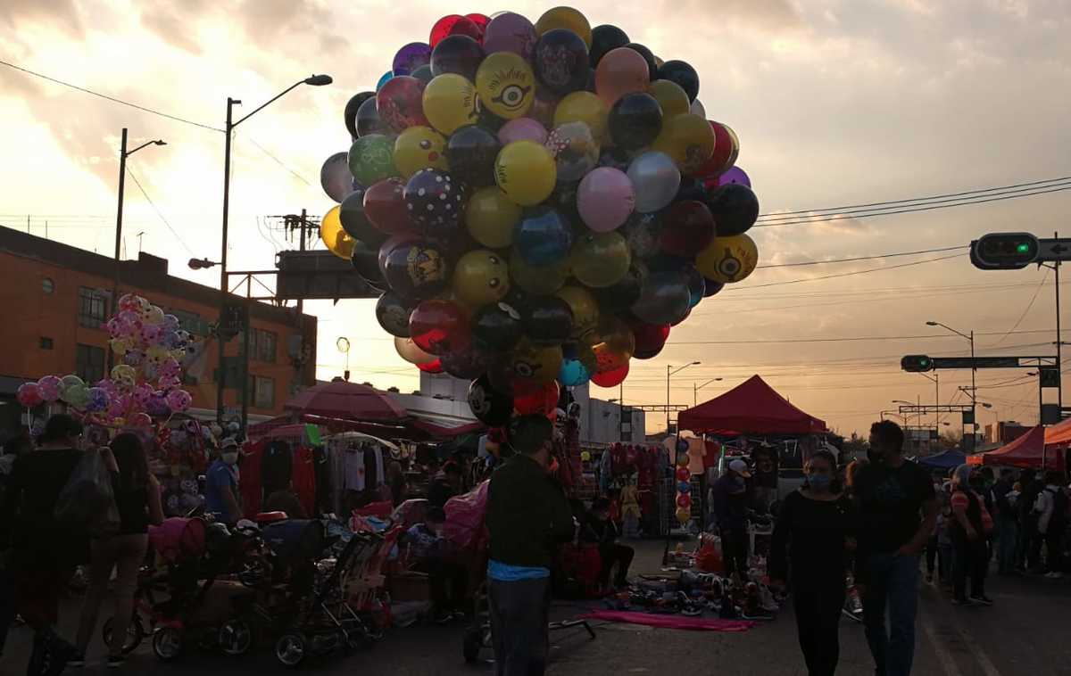 Los vendedores explican que la venta de juguetes les ayudará a recuperar su economía. | Ariana Pérez