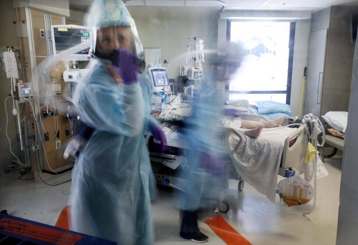 Hospitales han tenido que desviar ambulancias ante la falta de capacidad en sus instalaciones por la pandemia de covid-19