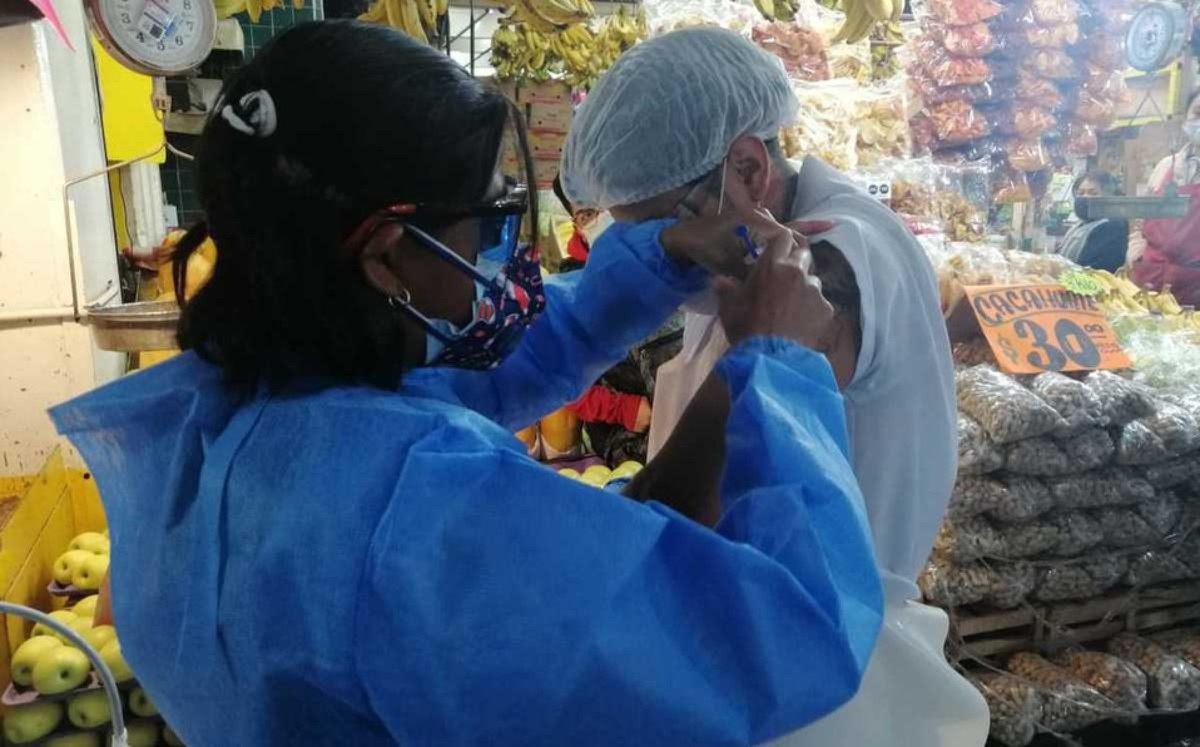 Inicia vacunación contra la influenza en la Central de Abasto