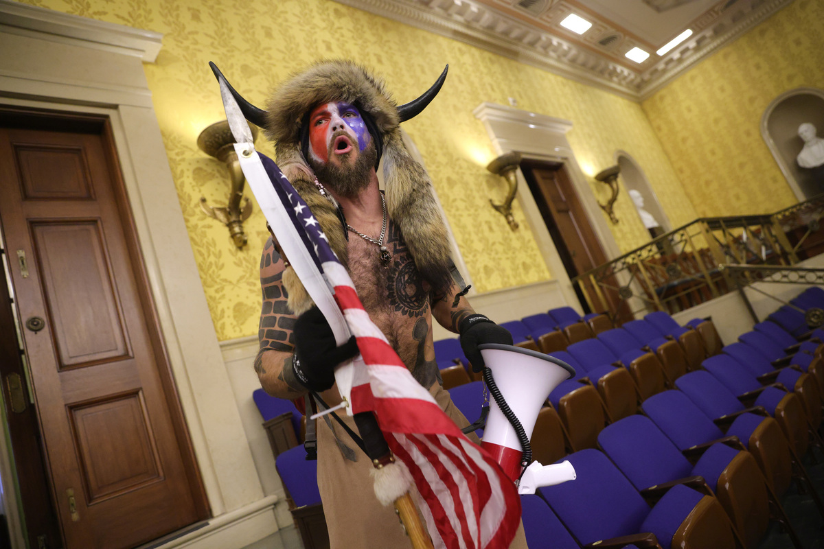 Jake Angeli es acusado de liderar la irrupción violenta en el Capitolio de Estados Unidos. (AFP)