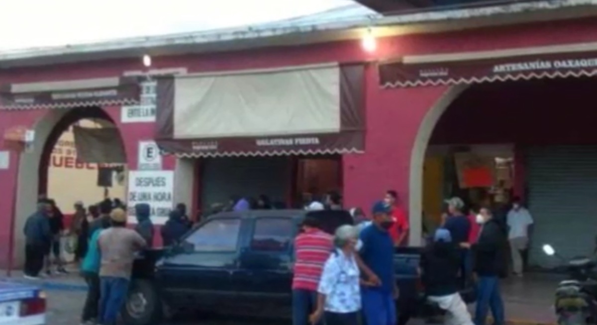Lucina Córdova comentó que son 22 años los que lleva trabajando en el pasillo del mercado. (Óscar Rodíguez)