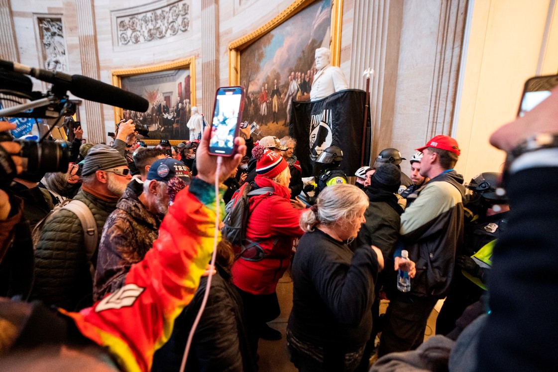 Los manifestantes entraron al Capitolio de los Estados Unidos donde se llevó a cabo la certificación de voto del Colegio Electoral | EFE
