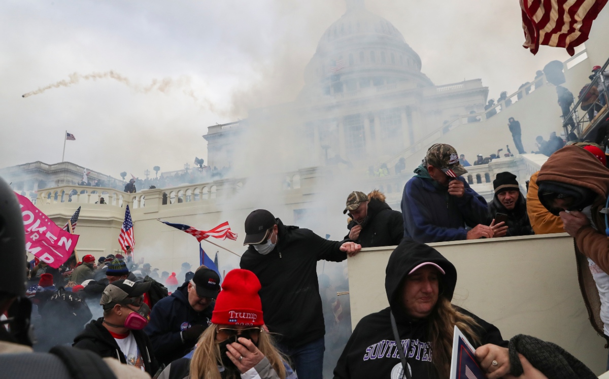 Policías lanzaron gases lacrimógenos para dispersar a manifestantes frente al Capitolio de EU. (Reuters)