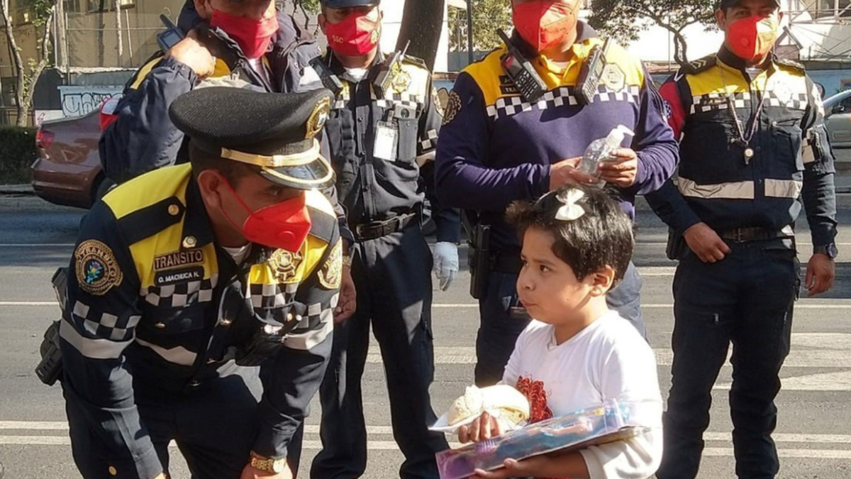 Policías de Tránsito de CdMx reparten juguetes, rosca y atole por Día de Reyes