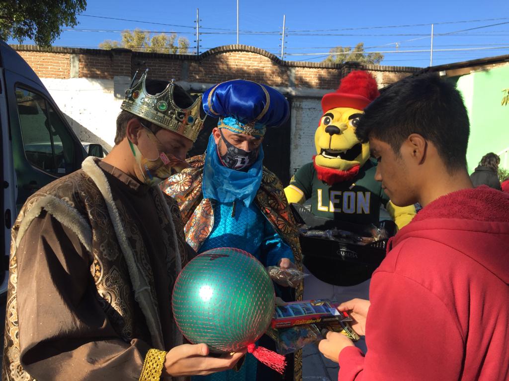 Reyes Magos llevan regalos y alegría a niños de casa hogar en León