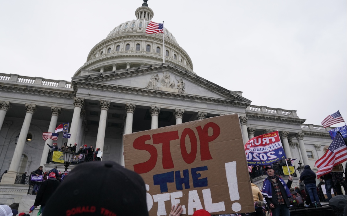 Seguidores de Trump protestan ante el Capitolio en Washington. (AFP)