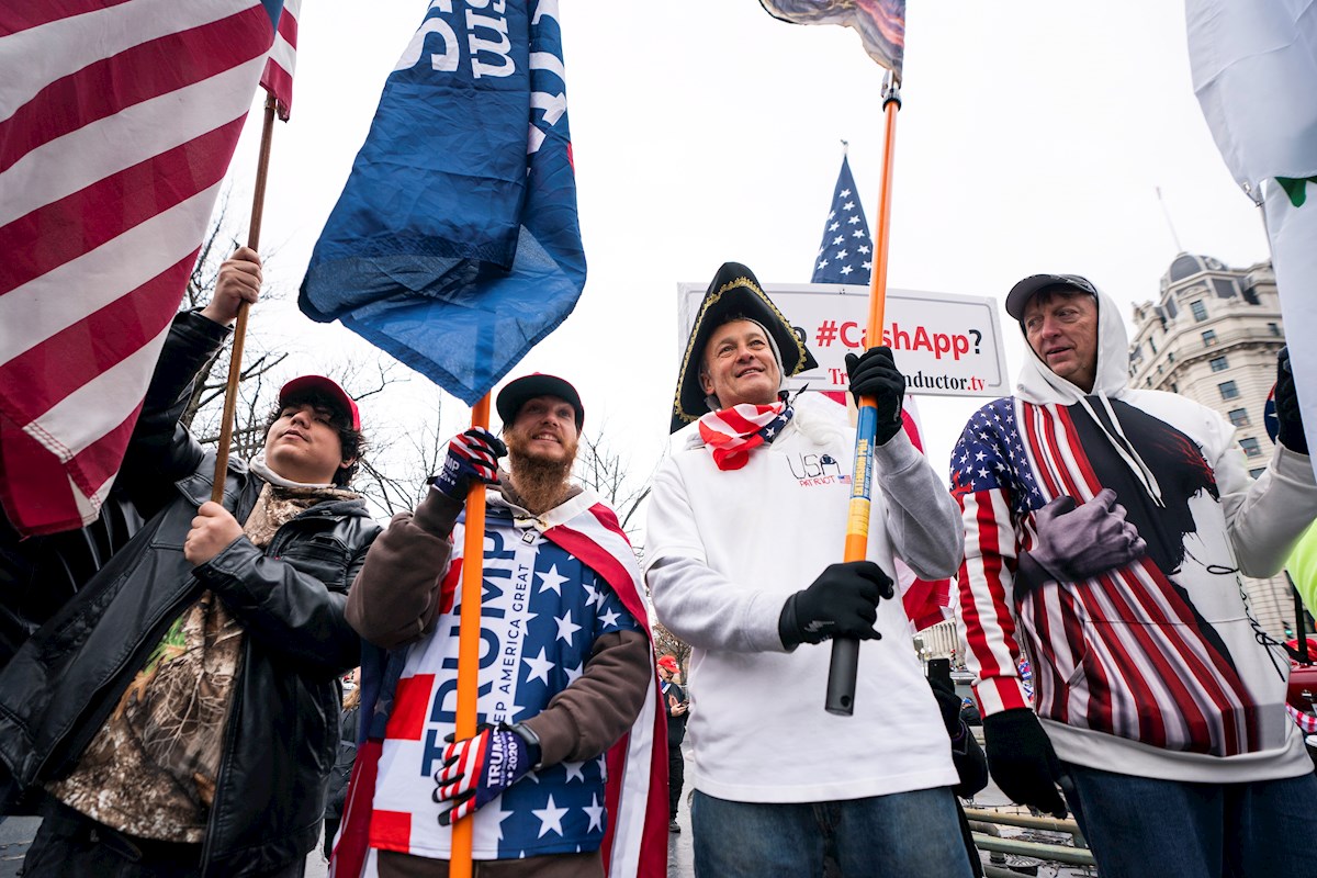 Simpatizantes de Donald Trump protestan en Washington DC ante resultados de la elección. Foto: Jim Lo Scalzo/EFE