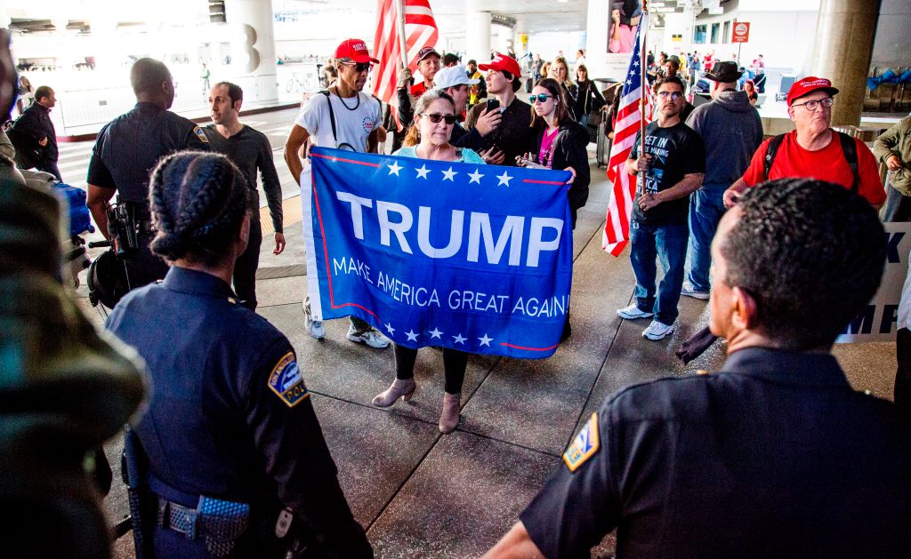 Simpatizantes de Trump protestan en contra de las elecciones 2020 en el Capitolio de California, Foto: KYLE GRILLOT/AFP via Getty Images