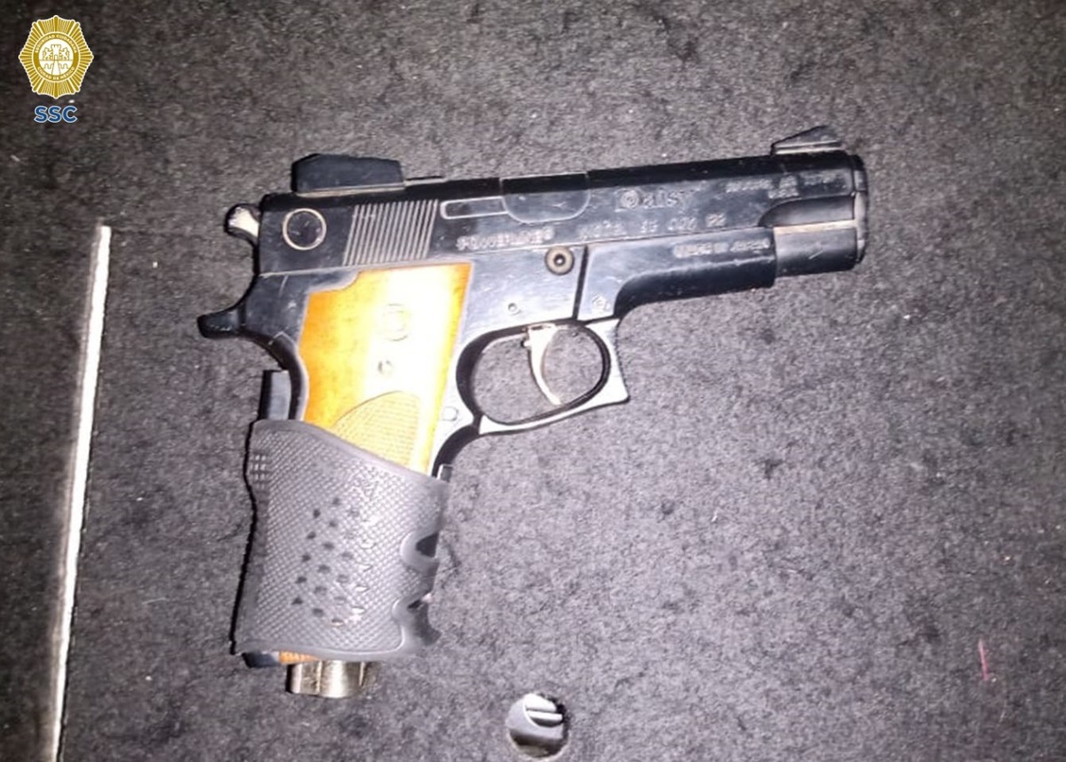 El menor amenazó con un arma de fuego a la mujer.