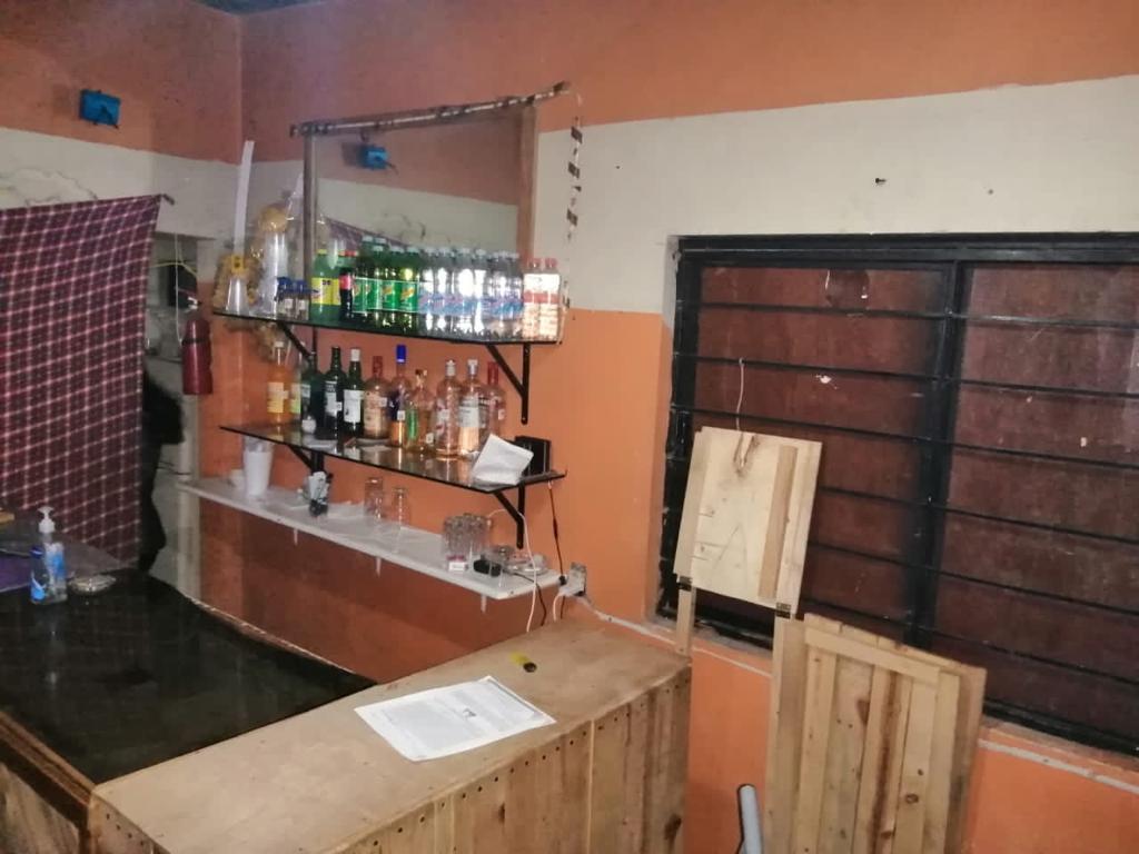 En el establecimiento se encontraban personas consumiendo bebidas alcohólicas y botanas. (Especial)