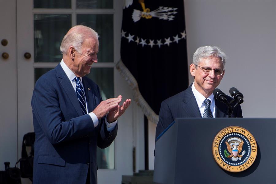 Joe Biden y Merrick Garland.