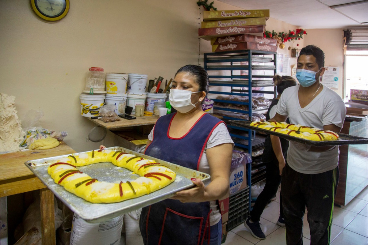Panaderos de la capital poblana registran bajas ventas de rosca de reyes. (Andrés Lobato)