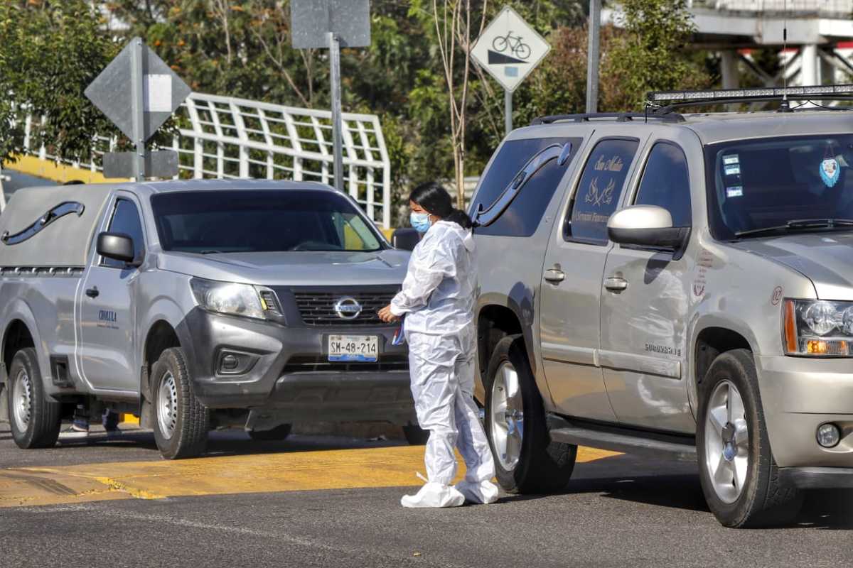 Personal de dos funerarias aguarda a las afueras del Hospital General de Cholula. (Melanie Torres)