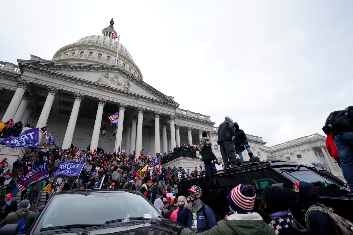 Seguidores de Trump rodearon el Capitolio durante la sesión en la que se contaban los votos electorales. (AP)