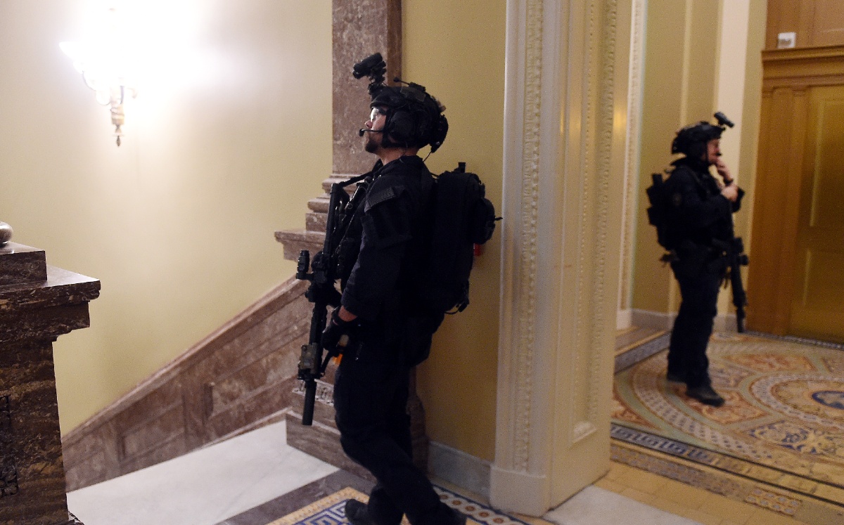 Suspenden a policía que disparó en Capitolio de EU. (AFP)